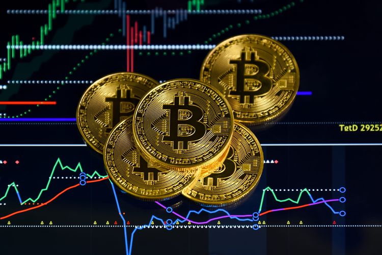 Bitcoin Rebound Tajam ke $67,000 Usai Guncangan Geopolitik: Apa yang Terjadi di Balik Crash Akhir Pekan?